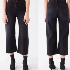 BDG Ultra Wide Leg High Rise Cropped Jeans SIZE 25 Black Raw Edge Sz 2